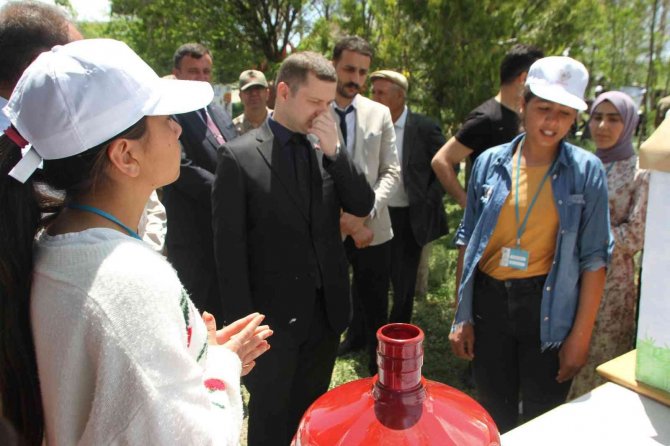 Köy Okulunda Bilim Fuarı Sergisi