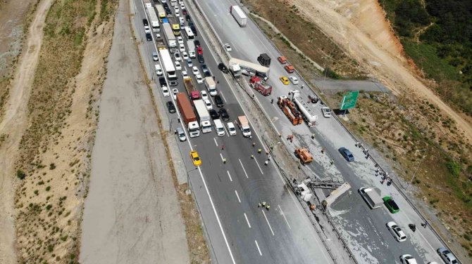 Pendik’te Çimento Yüklü Kamyonla Tır Çarpıştı: 3 Ağır Yaralı
