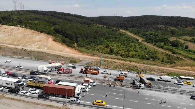 Pendik’te Çimento Yüklü Kamyonla Tır Çarpıştı: 3 Ağır Yaralı