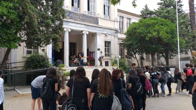 İ̇zmir’de Lise Öğrencileri Yılın Yorgunluğunu Festivalle Attı