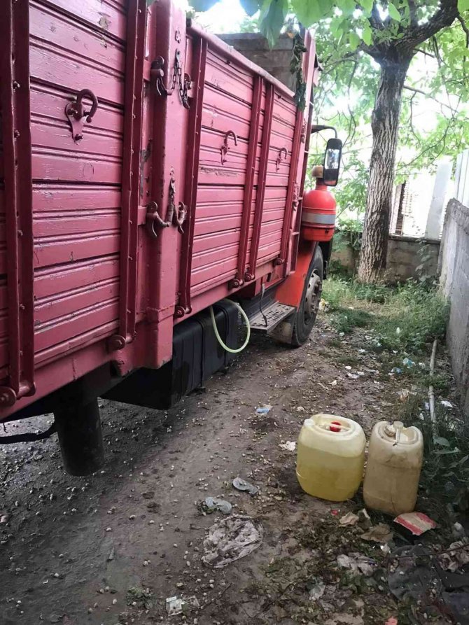 Park Halindeki Kamyondan Mazot Çalarken Suçüstü Yakalandı