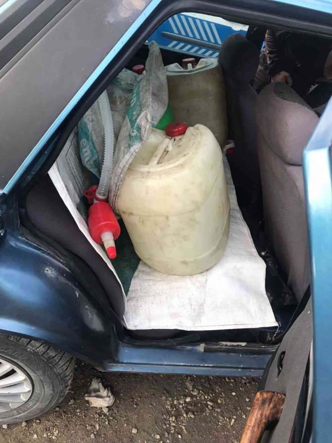 Park Halindeki Kamyondan Mazot Çalarken Suçüstü Yakalandı