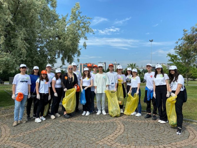 Öğrenciler Sahil Temizliği Yaptı