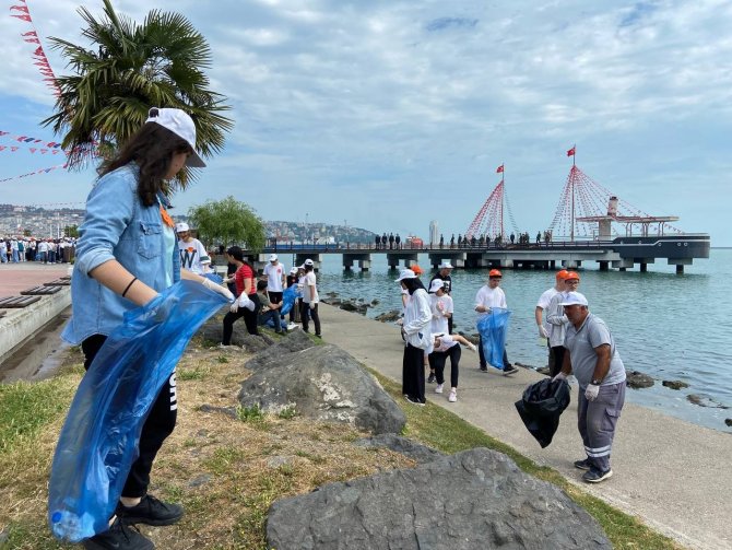 Öğrenciler Sahil Temizliği Yaptı