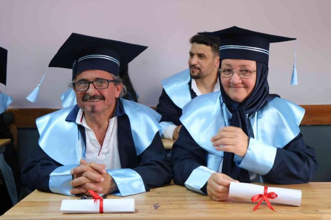 50’li Yaşlarda Lise Mezunu Oldular, Kep Attılar