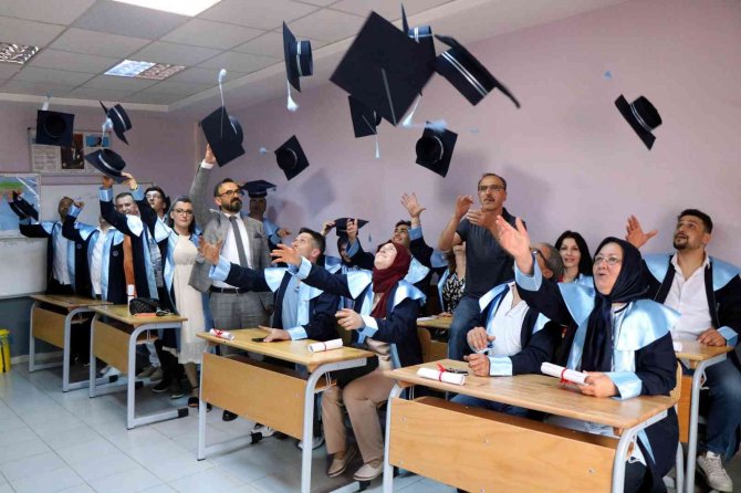 50’li Yaşlarda Lise Mezunu Oldular, Kep Attılar