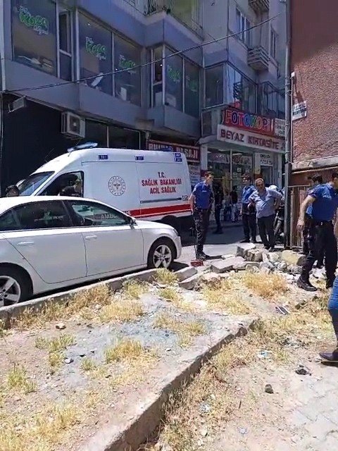 Ellerine Ne Geçtiyse Birbirlerine Fırlattılar