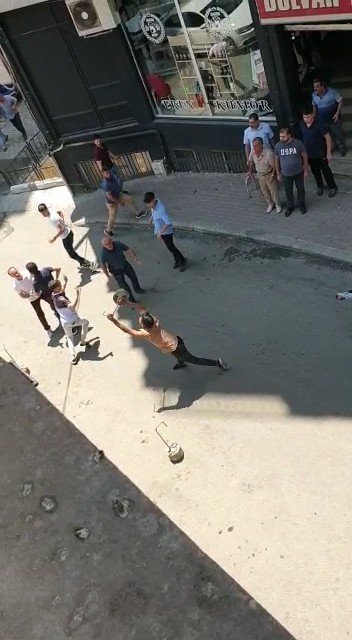 Ellerine Ne Geçtiyse Birbirlerine Fırlattılar