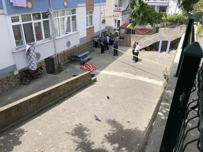 Temizlik Yaparken Camdan Düşen Kadın Hayatını Kaybetti