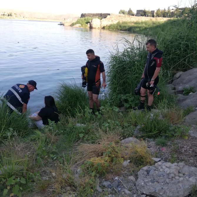 Dicle Nehrine Atlamak İsteyen Genç Kadını İtfaiye Ve Dalgıç Ekibi İkna Etti