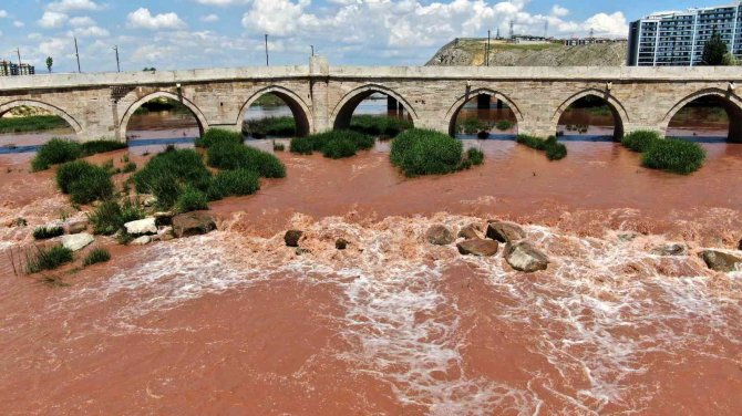 Sağnak Yağışlar Kızılırmağı Kızıla Bürüdü