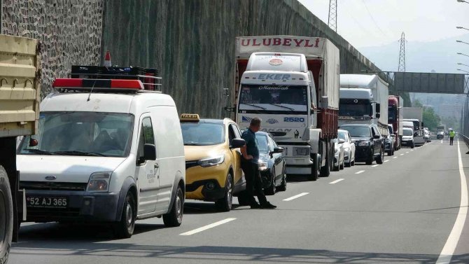 Tır, Tünelde Arıza Yapan Otomobile Çarptı: 1 Ölü, 3 Yaralı