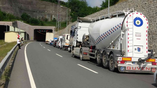 Tır, Tünelde Arıza Yapan Otomobile Çarptı: 1 Ölü, 3 Yaralı