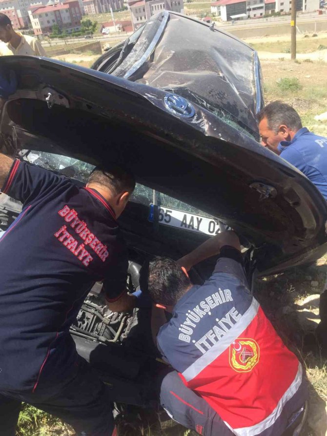 Otomobil Şarampole Yuvarlandı: 2 Yaralı