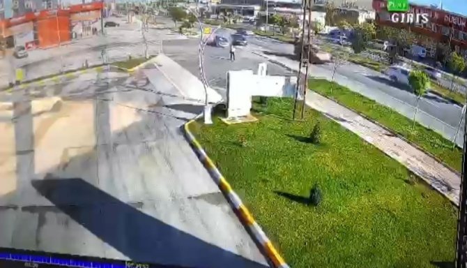 Otomobilin Çarptığı Vatandaş Metrelerce Fırladı