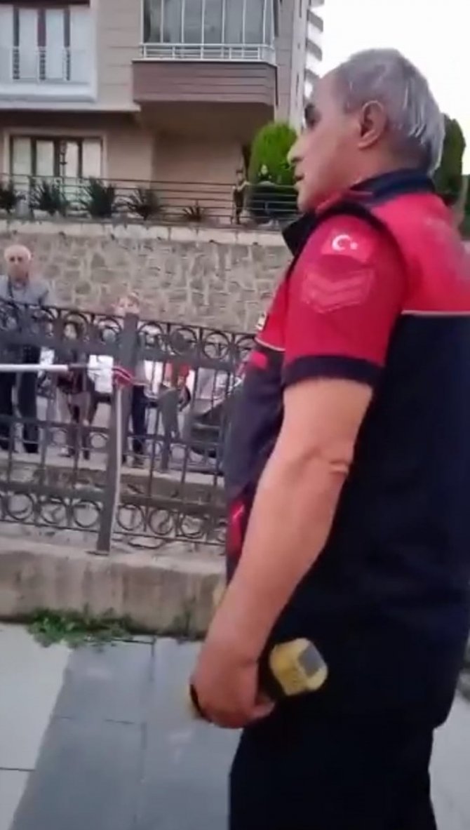 Trabzon’da Bir Otomobilin Motor Kısmına Giren Yılanı İtfaiye Çıkardı