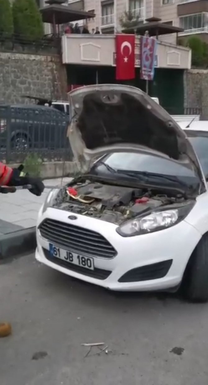 Trabzon’da Bir Otomobilin Motor Kısmına Giren Yılanı İtfaiye Çıkardı