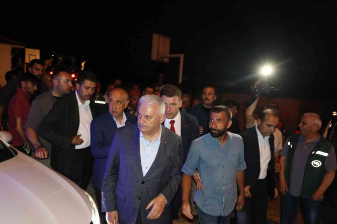 Binali Yıldırım Ve Bakan Kirişci, Erzincan’da Sel Afetinin Yaşandığı Mahallede İncelemelerde Bulundu