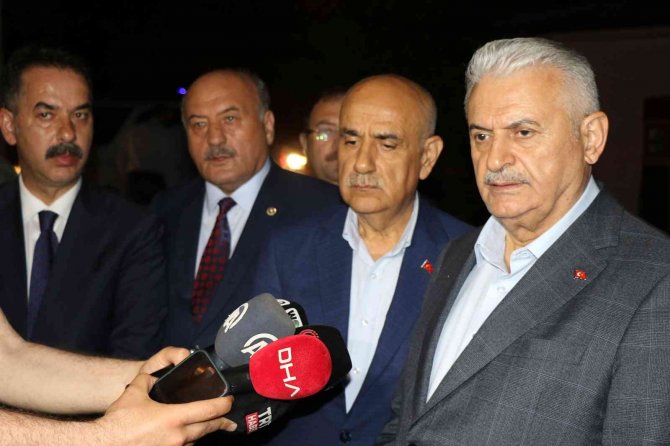 Binali Yıldırım Ve Bakan Kirişci, Erzincan’da Sel Afetinin Yaşandığı Mahallede İncelemelerde Bulundu
