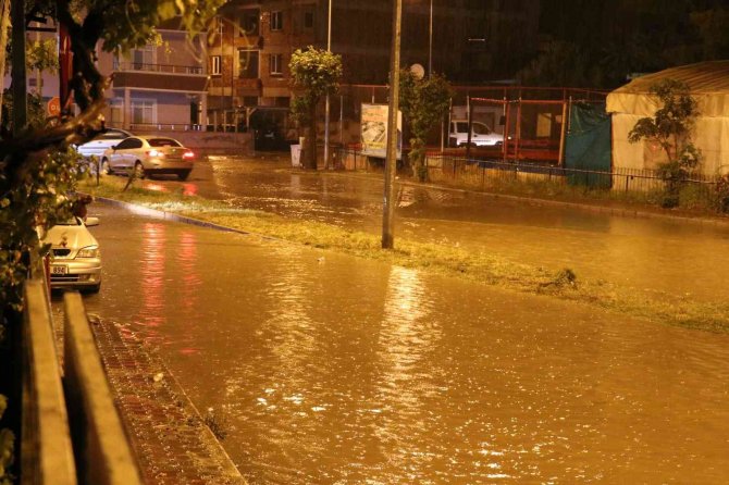Taşova’da 30 Dakikalık Yağış Hayatı Felç Etti