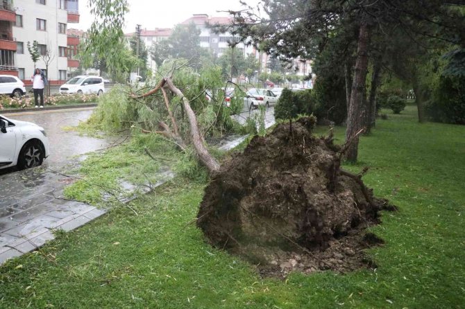Bolu’da Sağanak Yağış Hayatı Felç Etti
