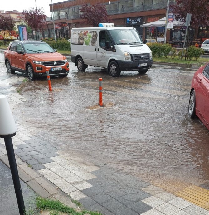 Aniden Bastıran Sağanak Yolları Göle Çevirdi
