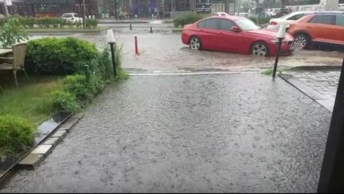 Aniden Bastıran Sağanak Yolları Göle Çevirdi