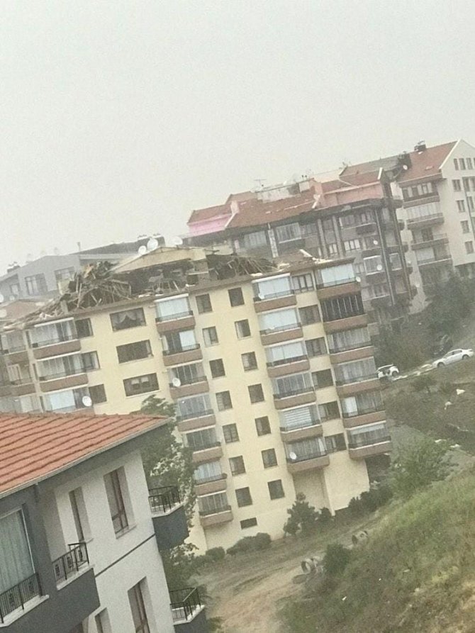 Ankara’daki Fırtına Çatıları Uçurdu