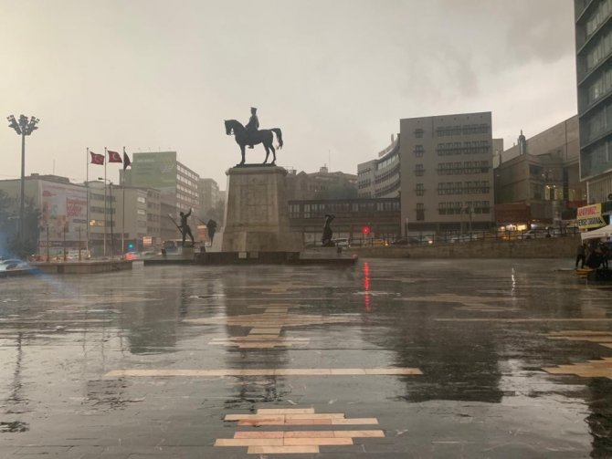 Başkentin Simge Yerlerinden Ulus Meydanı’nda Sağanak Yağış