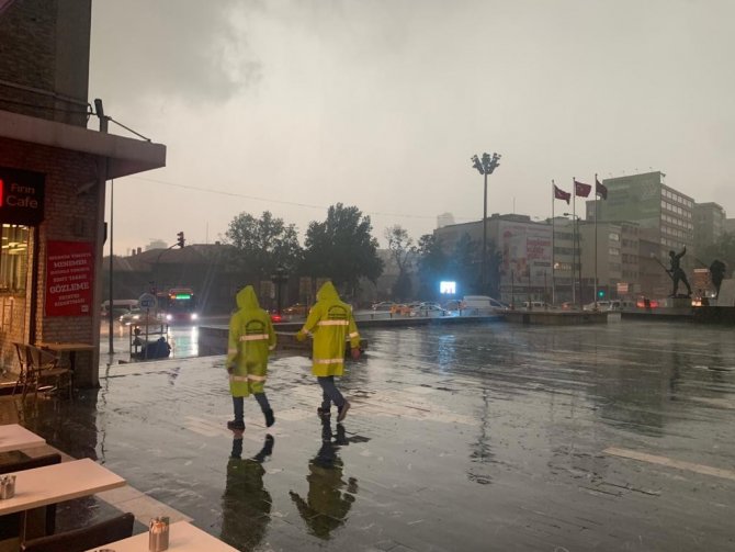 Başkentin Simge Yerlerinden Ulus Meydanı’nda Sağanak Yağış