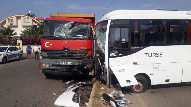 Tur Midibüsü İle Kamyon Çarpıştı: 2 Yaralı