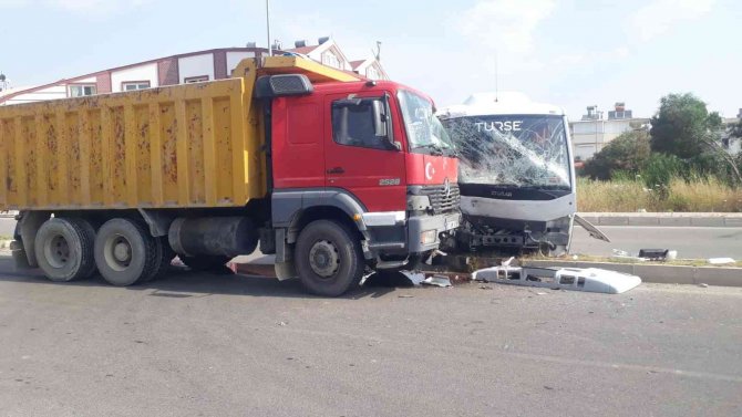 Tur Midibüsü İle Kamyon Çarpıştı: 2 Yaralı