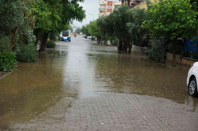 Aydın’da 3 Saat Süren Yağış Hayatı Felç Etti