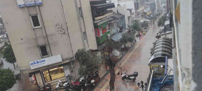 Aydın’da Sağanak Yağış Etkili Oldu