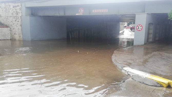 Aydın’da Sağanak Yağış: Karayolu Ulaşıma Kapandı, Binalar Sular Altında Kaldı