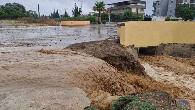 Dakikada Yaklaşık 1.5 Kilogram Yağış Düşen Aydın’da Yağmur Sonrası Manzaralar