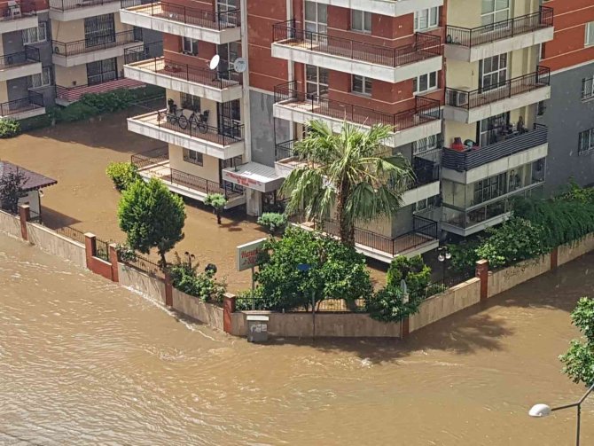 Dakikada Yaklaşık 1.5 Kilogram Yağış Düşen Aydın’da Yağmur Sonrası Manzaralar