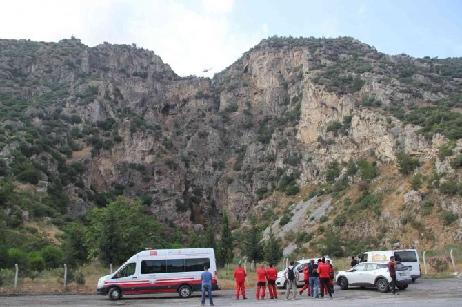 Mahsur Kalan Dağcılar Helikopterle Kurtarıldı