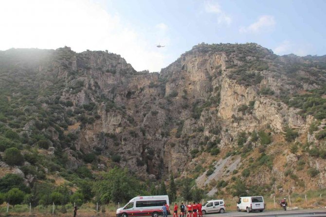 Mahsur Kalan Dağcılar Helikopterle Kurtarıldı