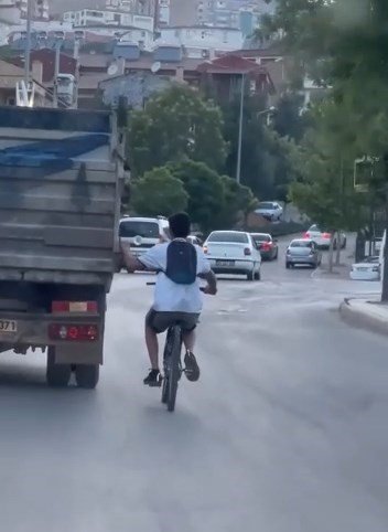 Bisikletli Çocuğun Trafikteki Tehlikeli Yolculuğu Kameralara Yansıdı
