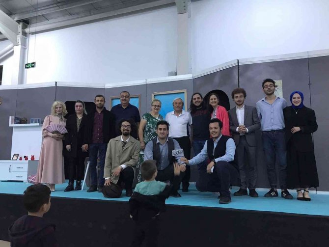 Bşeü Tiyatro Kulübü’nden Osmaneli’nde Gösteri