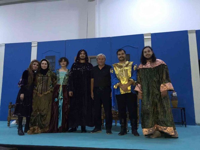 Bşeü Tiyatro Kulübü’nden Osmaneli’nde Gösteri