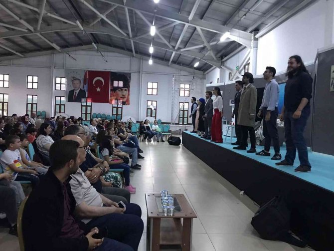 Bşeü Tiyatro Kulübü’nden Osmaneli’nde Gösteri