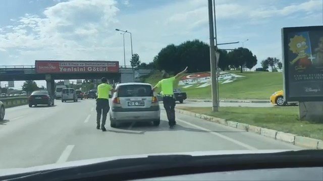 Yolda Kalan Otomobilin Yardımına Polisler Yetişti