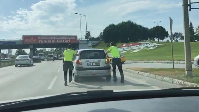Yolda Kalan Otomobilin Yardımına Polisler Yetişti