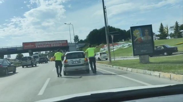 Yolda Kalan Otomobilin Yardımına Polisler Yetişti