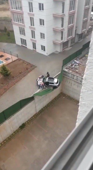 Geri Manevra Yaparken Aracı Kaydıran Sürücüyü Komşuları Kurtardı