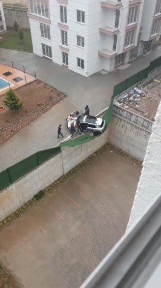 Geri Manevra Yaparken Aracı Kaydıran Sürücüyü Komşuları Kurtardı