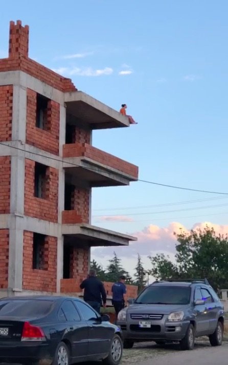 Çatının Ucuna Kadar Gelen Kadın Son Anda Kurtarıldı