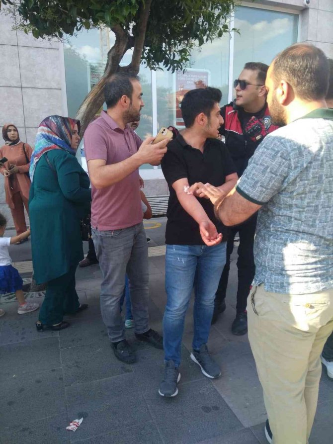Elazığ’da Bıçaklı Kavga: 3 Yaralı